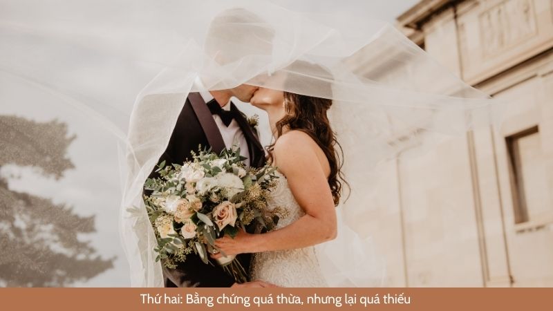 Thứ hai: Bằng chứng quá thừa, nhưng lại quá thiếu