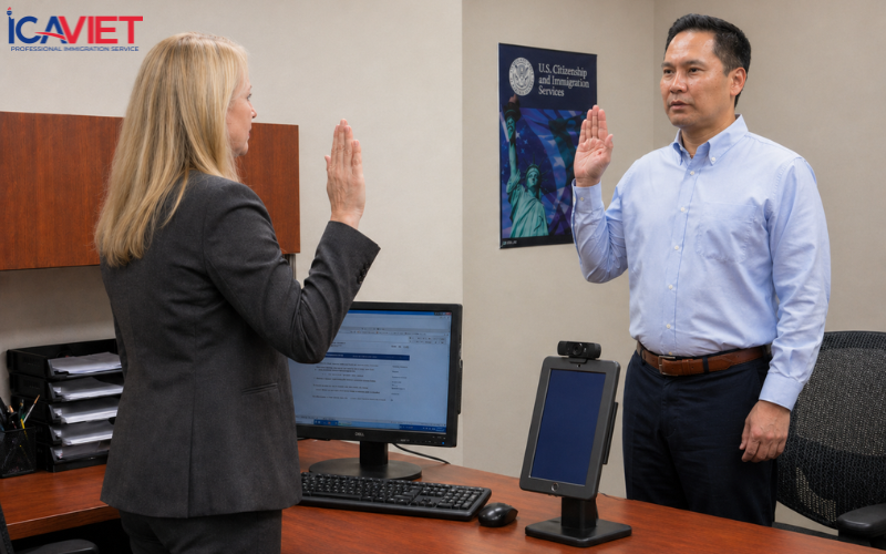 Bạn cần giơ tay phải và tuyên thệ sẽ nói sự thật trong buổi phỏng vấn